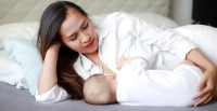 Sữa mẹ loãng có sao không? Nguyên nhân và cách cải thiện